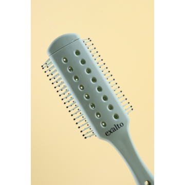 La brosse coupe homme et cheveux bouclés