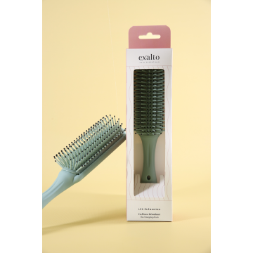 La brosse coupe homme et cheveux bouclés