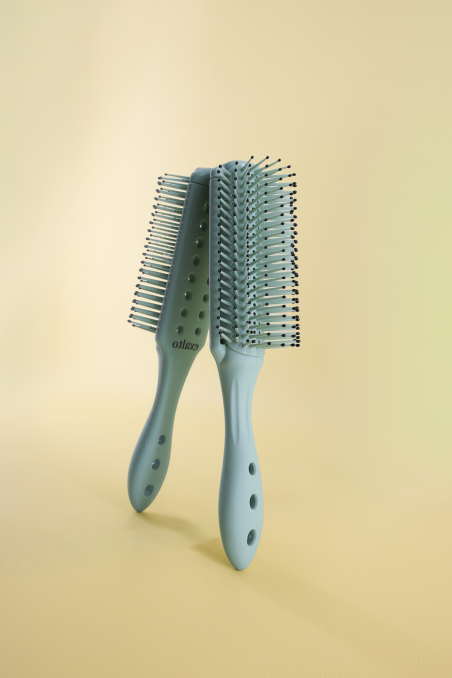 La brosse coupe homme et cheveux bouclés