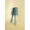 La brosse coupe homme et cheveux bouclés