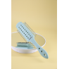 La brosse coupe homme et cheveux bouclés